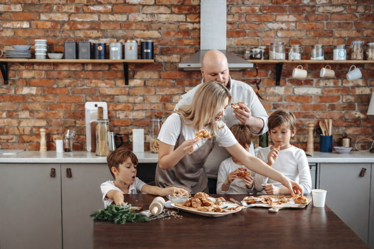 Un moment familiale partagé autour d'un recette avec les parents et les enfants.